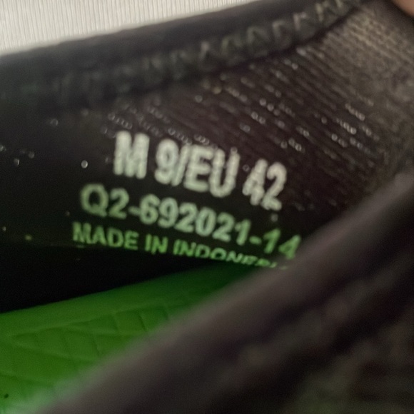 Men’s 00FOS shoes size 9, black with lime green detailing. - Picture 5 of 8